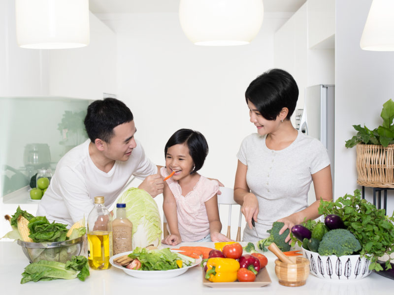 Kebiasaan memasak di rumah dan bersantap bersama keluarga menjadi lebih disukai dibandingkan dengan makan di restoran.